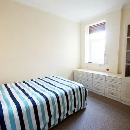 Rent this 4 bed townhouse on Florentia Street in Cardiff, CF24 4PD