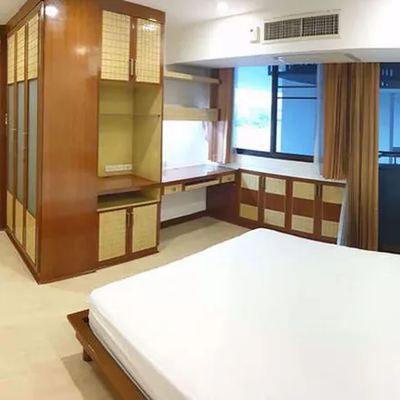 Rent this 3 bed apartment on Supalai Place in 175, Soi Prachan Kadi
