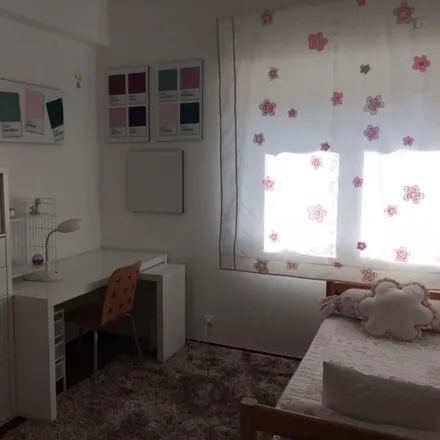 Rent this 4 bed room on unnamed road in 2780-199 Oeiras, Portugal