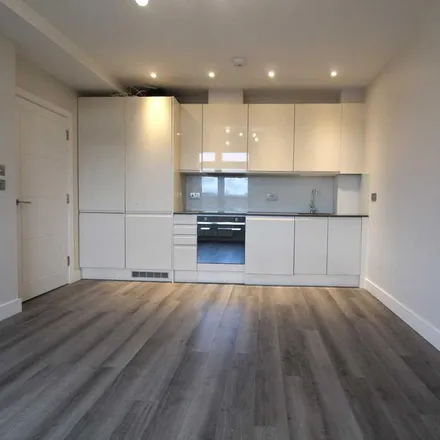 Rent this 1 bed apartment on Top Stitch Alterations in Bridge Street, Hemel Hempstead