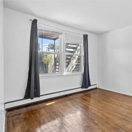 Image 4 - 170-05 Lithonia Avenue, New York, NY 11365, USA - Townhouse for sale