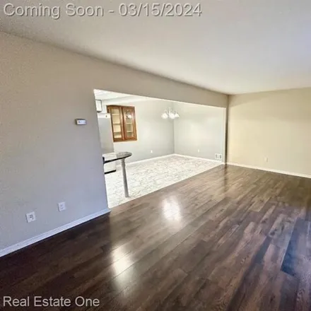 Image 7 - 32497 Barclay Square, Warren, MI 48093, USA - Condo for rent