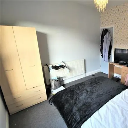 Rent this 5 bed townhouse on Trelawn Avenue in Leeds, LS6 3JN