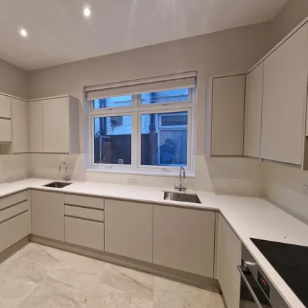 Rent this 6 bed duplex on Portsdown Avenue in London, NW11 0NG
