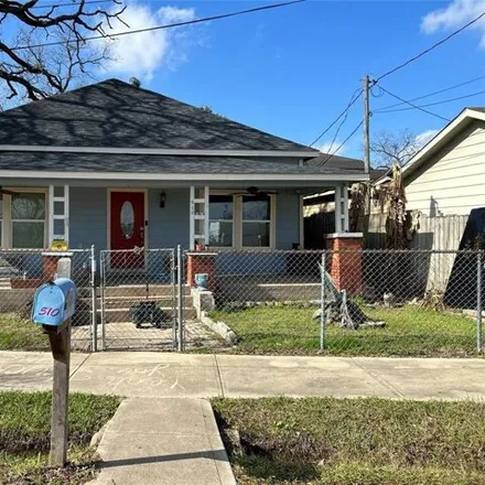 Buy this 3 bed house on 562 Latham Street in Houston, TX 77011