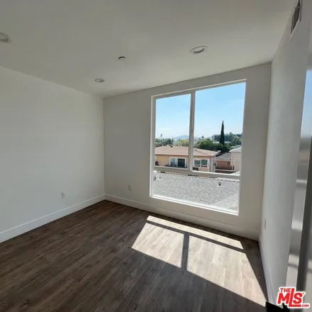 Image 5 - 6289 Troost Avenue, Los Angeles, CA 91606, USA - Townhouse for sale