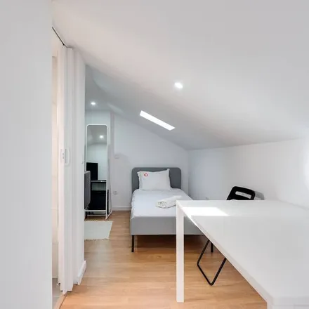 Rent this 5 bed house on Praceta Dom Antão de Almada in 2810-170 Almada, Portugal