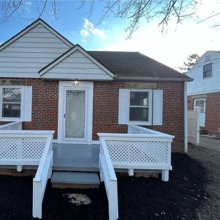 Buy this 3 bed house on 1036 Lindsay Avenue in Akron, OH 44306
