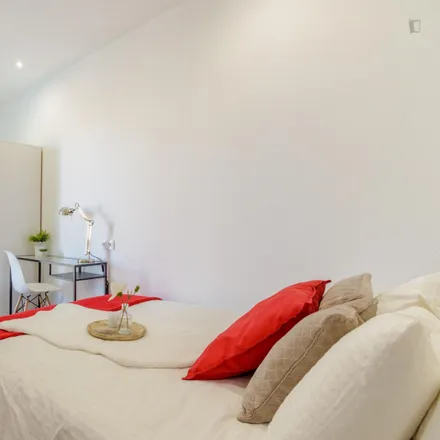 Rent this 8 bed room on Calle del Ferrocarril in 3, 28045 Madrid