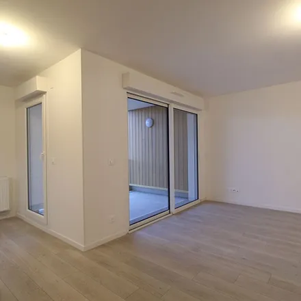 Rent this 3 bed apartment on 24 Rue Narcisse Guilbert in 76130 Mont-Saint-Aignan, France