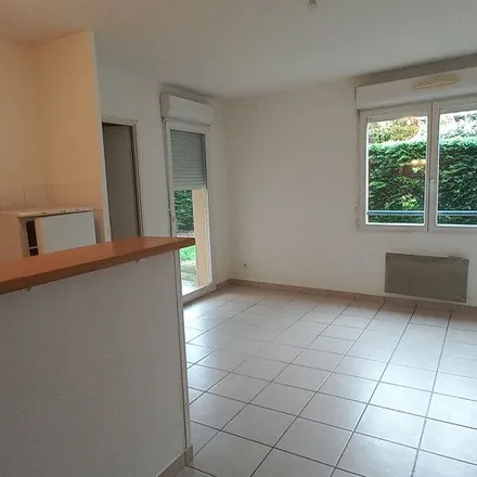 Rent this 2 bed apartment on 85 Rue de Maubec in 31300 Toulouse, France