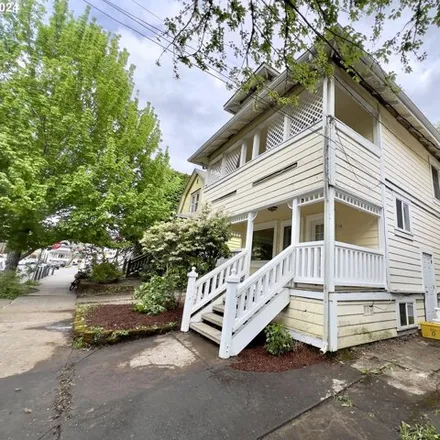 Buy this 4 bed house on 918 Southeast 35th Avenue in Portland, OR 97214