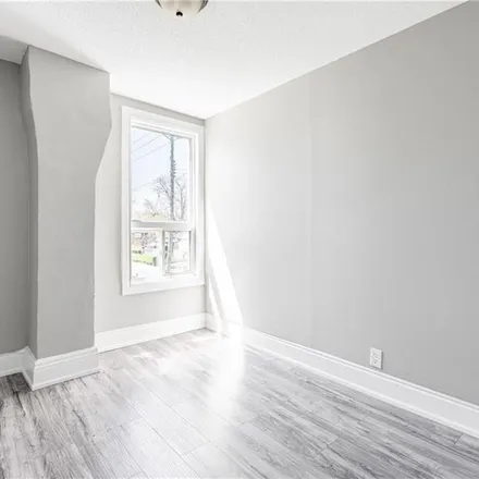 Image 2 - 470 Ferguson Avenue North, Hamilton, ON L8L 3X3, Canada - Apartment for rent