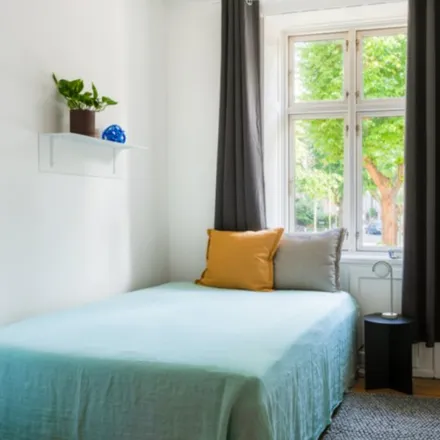 Rent this 4 bed room on Sankt Thomas Allé 11 in 1824 Frederiksberg C, Denmark
