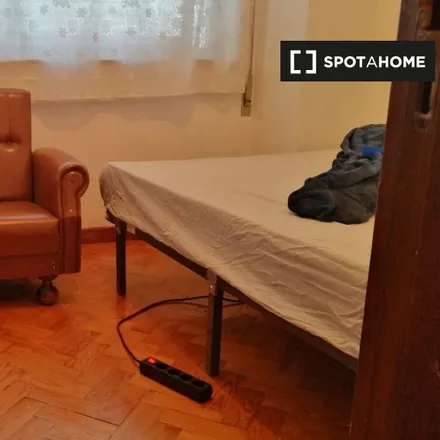 Rent this 3 bed room on Tranquilidade Seguros in Rua de Sá da Bandeira, 4000-263 Porto