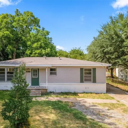 Rent this 3 bed house on 1645 East King Street in Sherman, TX 75090