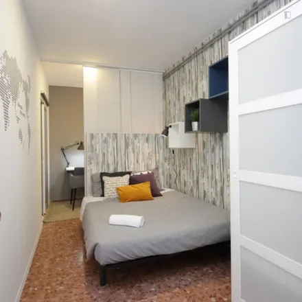 Rent this 22 bed room on Parròquia de Nostra Senyora del Carme in Carrer de Roger de Llúria, 08001 Barcelona