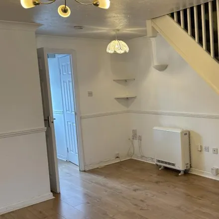 Image 5 - Walton Gardens, London, TW13 4QY, United Kingdom - Townhouse for rent