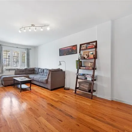 Image 2 - 249 Norway Avenue, New York, NY 10305, USA - House for sale