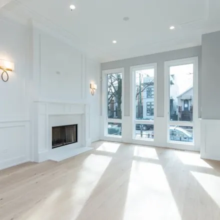 Image 3 - 1753 West Barry Avenue, Chicago, IL 60618, USA - House for sale