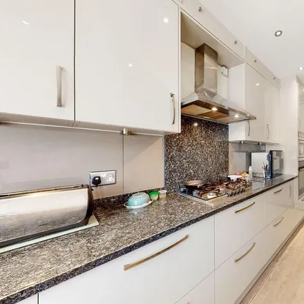 Image 2 - Queens Way, London, NW4 2TN, United Kingdom - House for rent