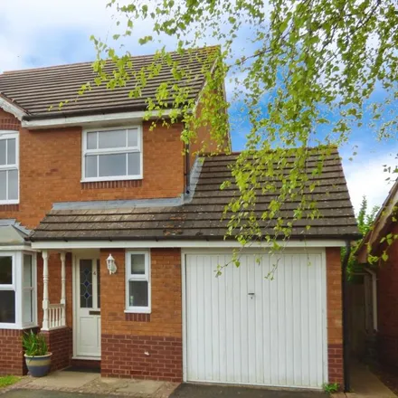 Rent this 3 bed house on Redwing Close in Stratford-upon-Avon, CV37 9EX