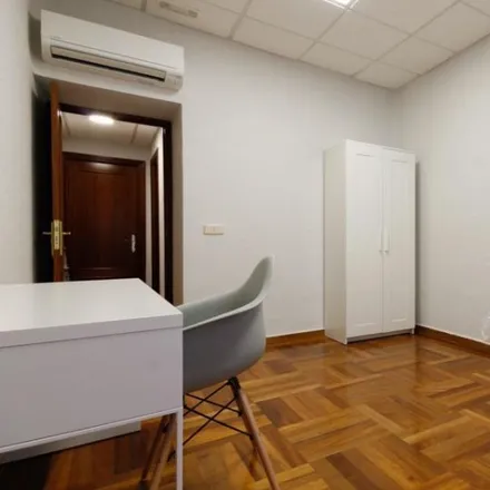Rent this 6 bed room on Hospital de San Lucas y San Nicolás in Vía Complutense, 28807 Alcalá de Henares