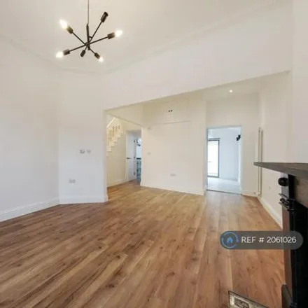 Image 3 - Bellamy Street, London, SW12 8BS, United Kingdom - Townhouse for rent