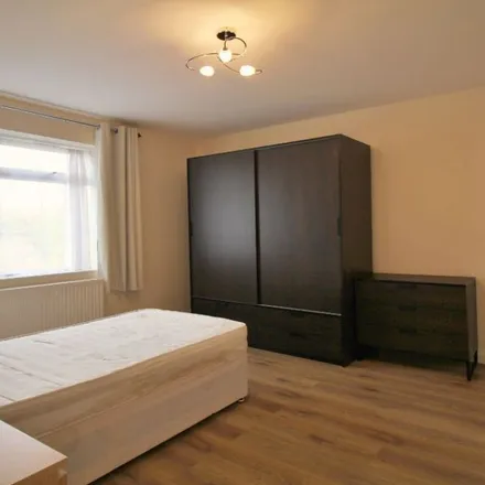 Rent this 5 bed duplex on Chesterfield Road in London, N3 1PR