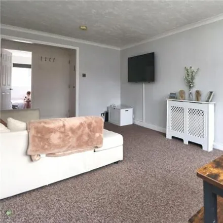 Image 5 - Escott Place, Ottershaw, KT16 0HA, United Kingdom - Apartment for sale