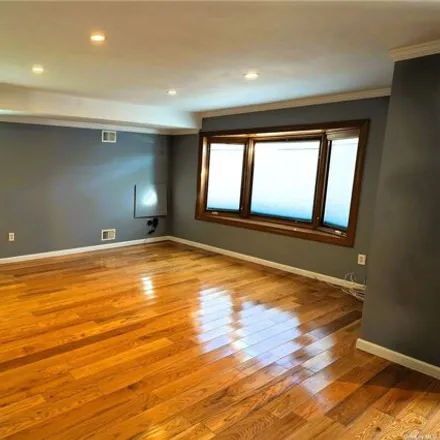 Image 2 - 415 Beach 36th Street, New York, NY 11691, USA - House for sale