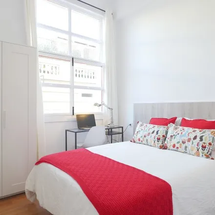 Rent this 6 bed room on Carrer de Bonavista in 17-19, 08012 Barcelona