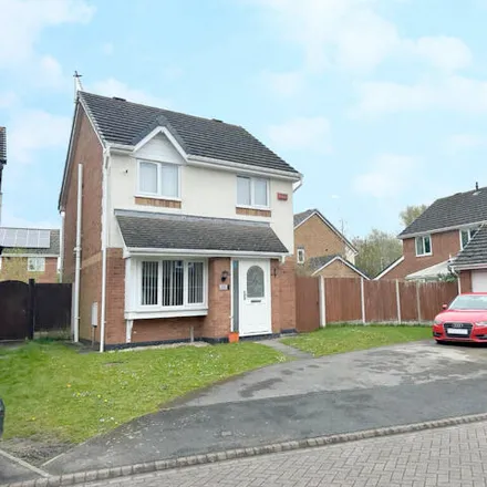 Rent this 3 bed house on Millington Close in Widnes, WA8 7EB