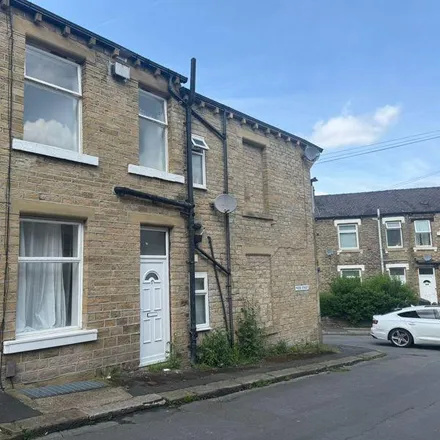 Rent this 4 bed townhouse on Moss Street in Huddersfield, HD4 6NL