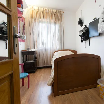 Rent this 4 bed room on Escola Básica e Secundária do Cerco in Rua do Doutor José António Marques, 4300-357 Porto