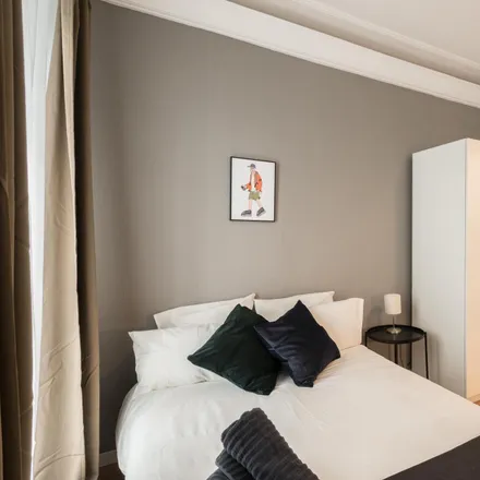 Rent this 8 bed room on Calle de las Infantas in 40, 28004 Madrid