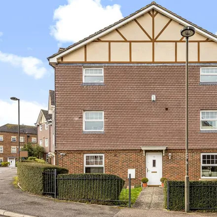 Rent this 5 bed townhouse on Parkland Mead in Hawkwood, London