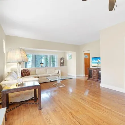 Image 3 - 5242 West Cuyler Avenue, Chicago, IL 60641, USA - House for sale