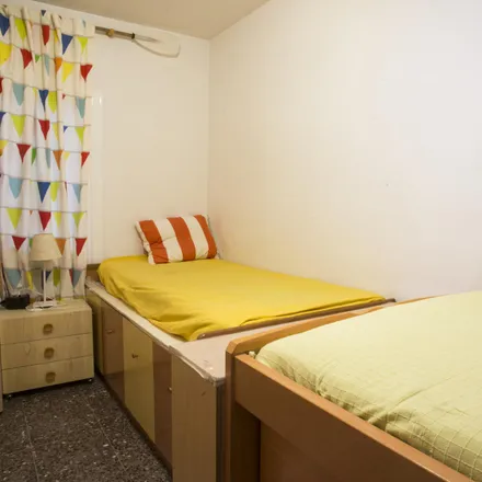 Rent this 3 bed room on Brasilia in Carrer de Milà i Fontanals, 08001 Barcelona
