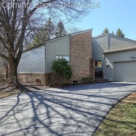 Buy this 2 bed condo on 3581 Wabeek Lake Drive West in Bloomfield Township, MI 48302