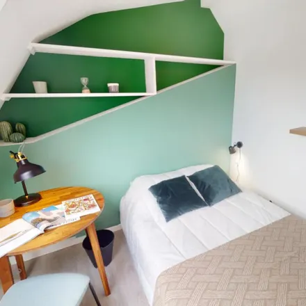 Rent this 3 bed room on 9 Rue des Haies in 75020 Paris, France