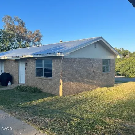 Buy this studio house on 976 East Birch Street in Canadian, TX 79014