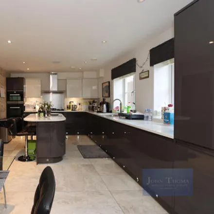 Image 9 - Manor Road, Grange Hill, Chigwell, IG7 5PN, United Kingdom - Apartment for sale