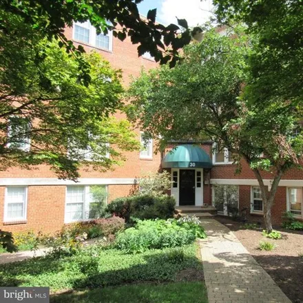 Rent this 1 bed condo on 30 South Old Glebe Road in Arlington, VA 22204