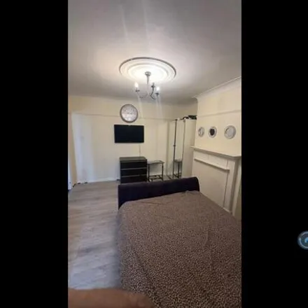 Image 5 - Greenstead Avenue, London, IG8 7ER, United Kingdom - House for rent