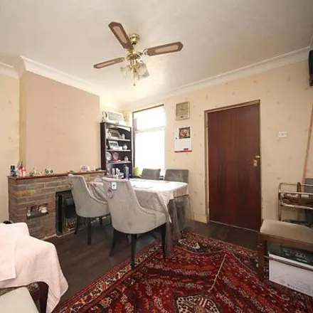 Image 4 - Warwick Road West, Luton, LU4 8BJ, United Kingdom - Townhouse for sale