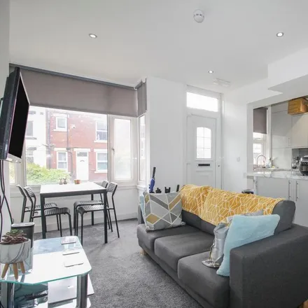 Rent this 1 bed room on Woodside Place in Leeds, LS4 2QU