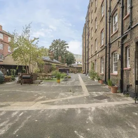 Image 4 - Dunstan Houses, Stepney Green, London, E1 3JU, United Kingdom - Apartment for rent