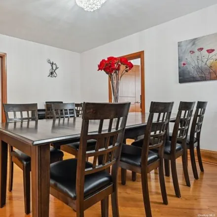 Image 5 - 86-23 188th Street, New York, NY 11423, USA - House for sale