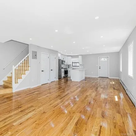 Image 6 - 2004 Turnbull Avenue, New York, NY 10473, USA - House for sale